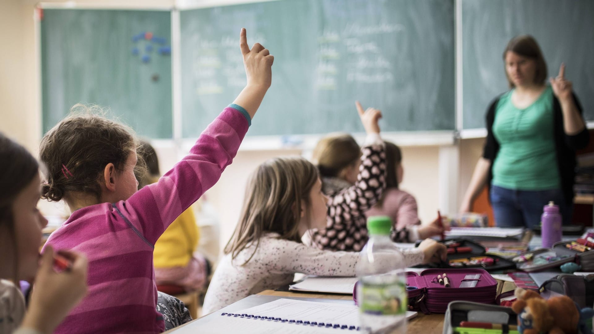 Schülerinnen und Schüler (Symbolbild): Bei der aktuellen Pisa-Studie hat Deutschland schlecht abgeschnitten.