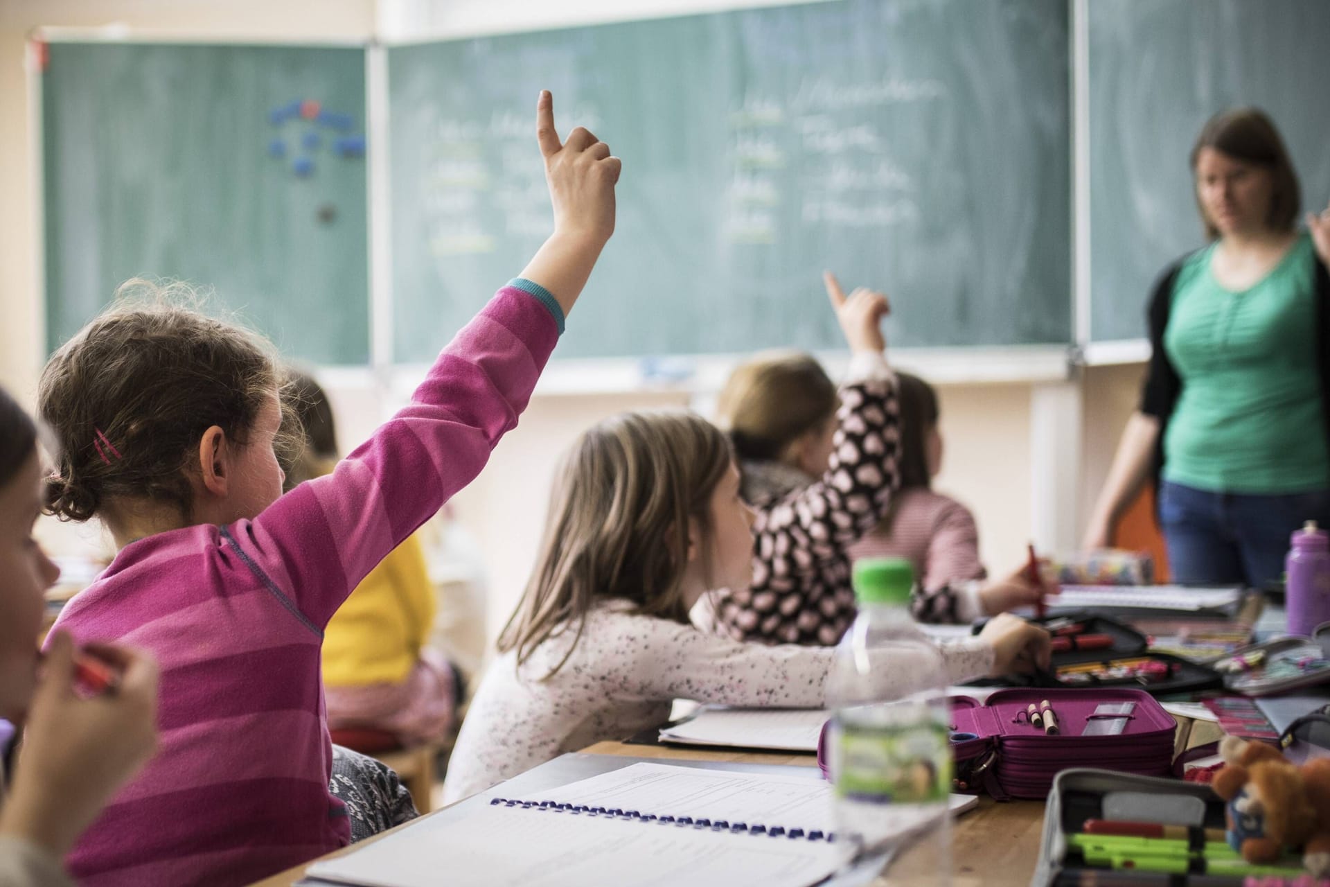 Schülerinnen und Schüler (Symbolbild): Bei der aktuellen Pisa-Studie hat Deutschland schlecht abgeschnitten.