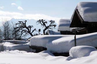 Ein Experte verrät, wie sich Hausbesitzer am besten auf große Mengen Schnee auf ihrem Dach vorbereiten.