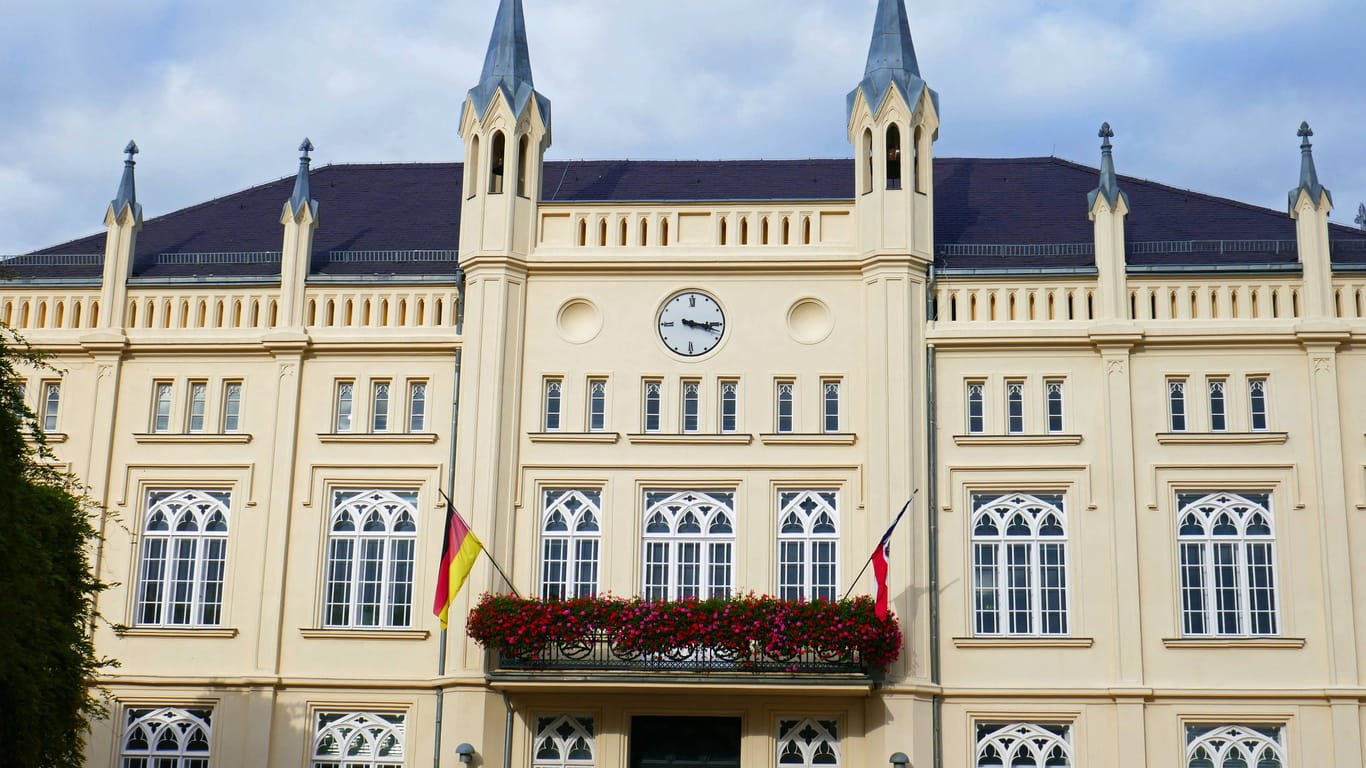 Bützower Rathaus (Archivbild): Der Tannenbaum der Stadt wurde mit volksverhetzenden Texten behangen.