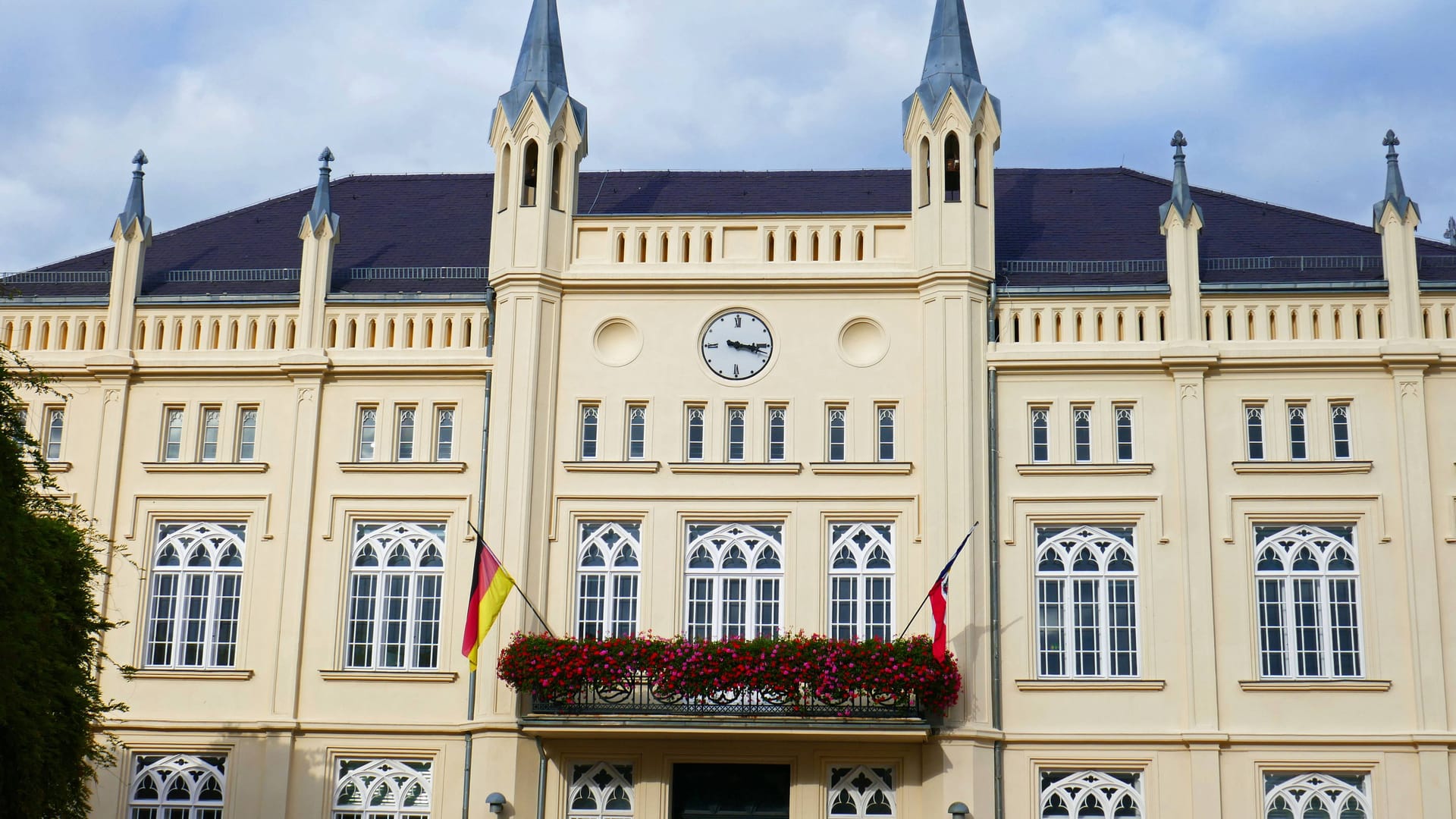 Bützower Rathaus (Archivbild): Der Tannenbaum der Stadt wurde mit volksverhetzenden Texten behangen. Bützower Rathaus (Archivbild): Der Tannenbaum der Stadt wurde mit volksverhetzenden Texten behangen.