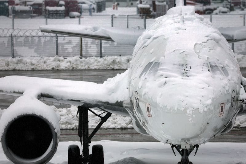 Ein verschneites Flugzeug am Flughafen Berlin-Brandenburg: Die Ausfälle am Münchener Flughafen haben auch Auswirkungen auf den Flugverkehr an der Hauptstadt.