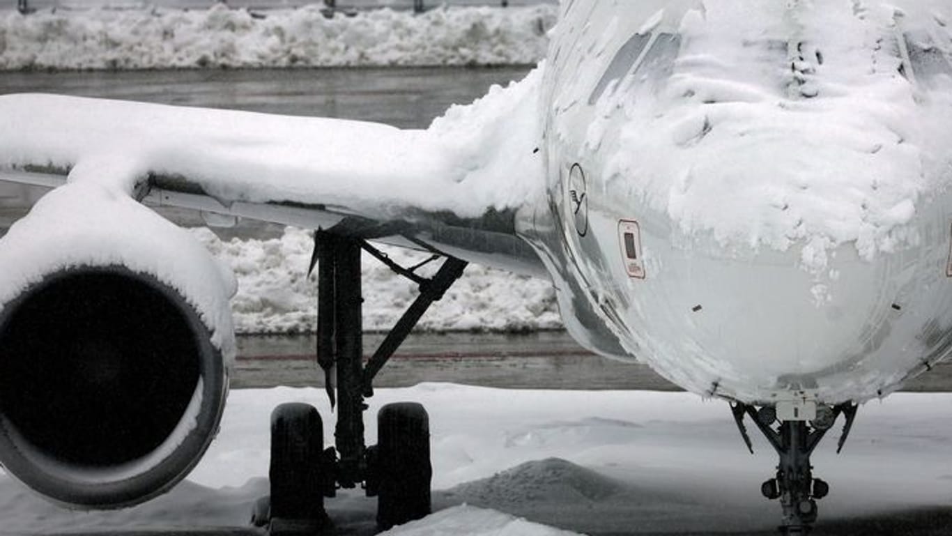Ein verschneites Flugzeug am Flughafen Berlin-Brandenburg: Die Ausfälle am Münchener Flughafen haben auch Auswirkungen auf den Flugverkehr an der Hauptstadt.