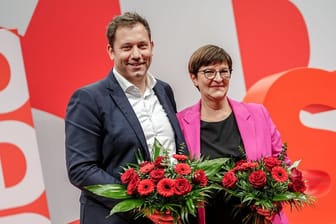 Lars Klingbeil und Saskia Esken: Die beiden SPD-Vorsitzenden wurden mit mehr als 80 Prozent im Amt bestätigt.