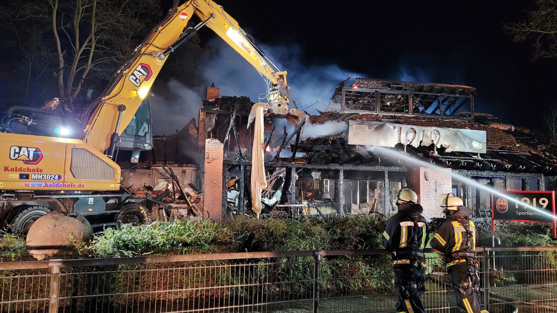 Ein Bagger musste das Gebäude für die Löschmaßnahmen einreißen. Das Vereinsheim ist den Angaben nach komplett zerstört worden.