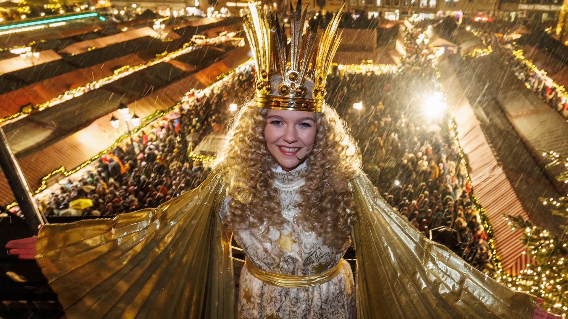 Das neugewählte Christkind Nelli Lunkenheimer hat dieses Jahr zum ersten Mal den Christkindlesmarkt eröffnet.