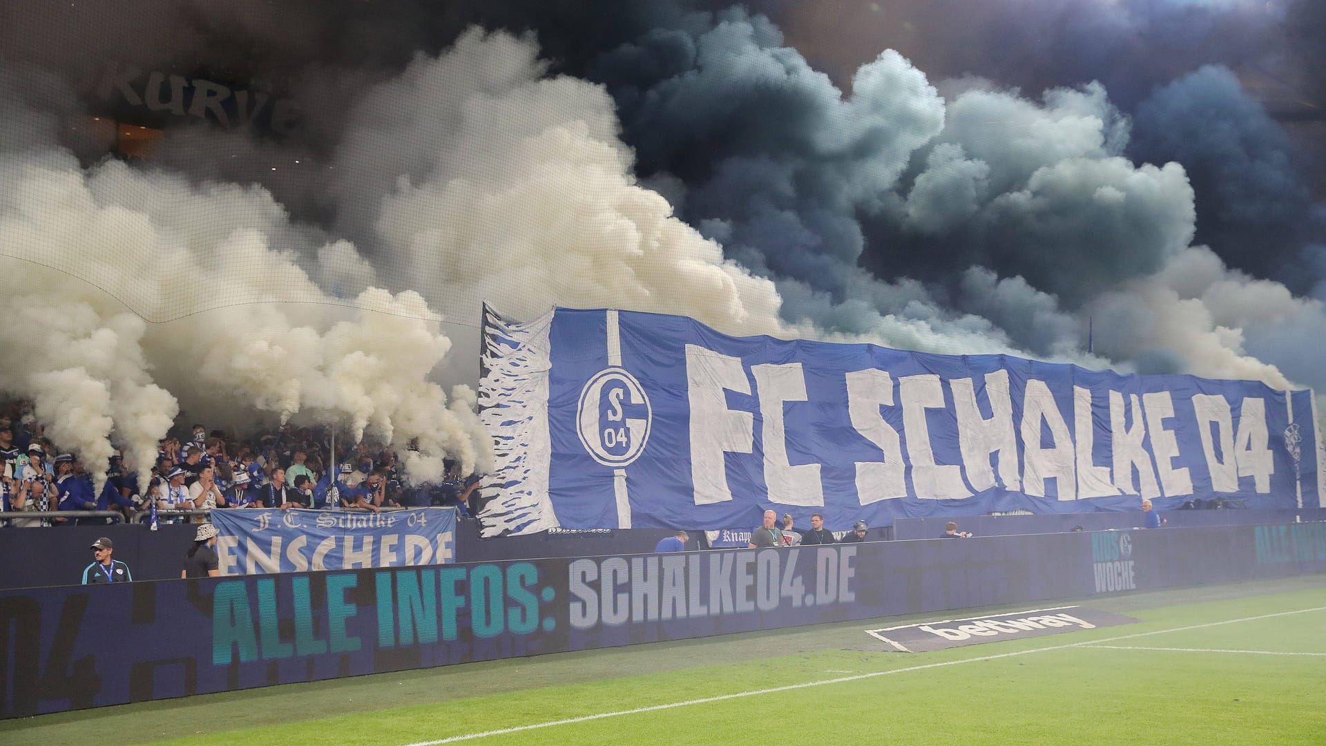 Benebelt: Die Choreographie der Schalker Fans beim Spiel gegen Magdeburg im September.