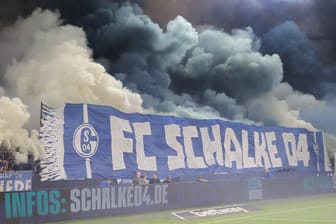 Benebelt: Die Choreographie der Schalker Fans beim Spiel gegen Magdeburg im September.