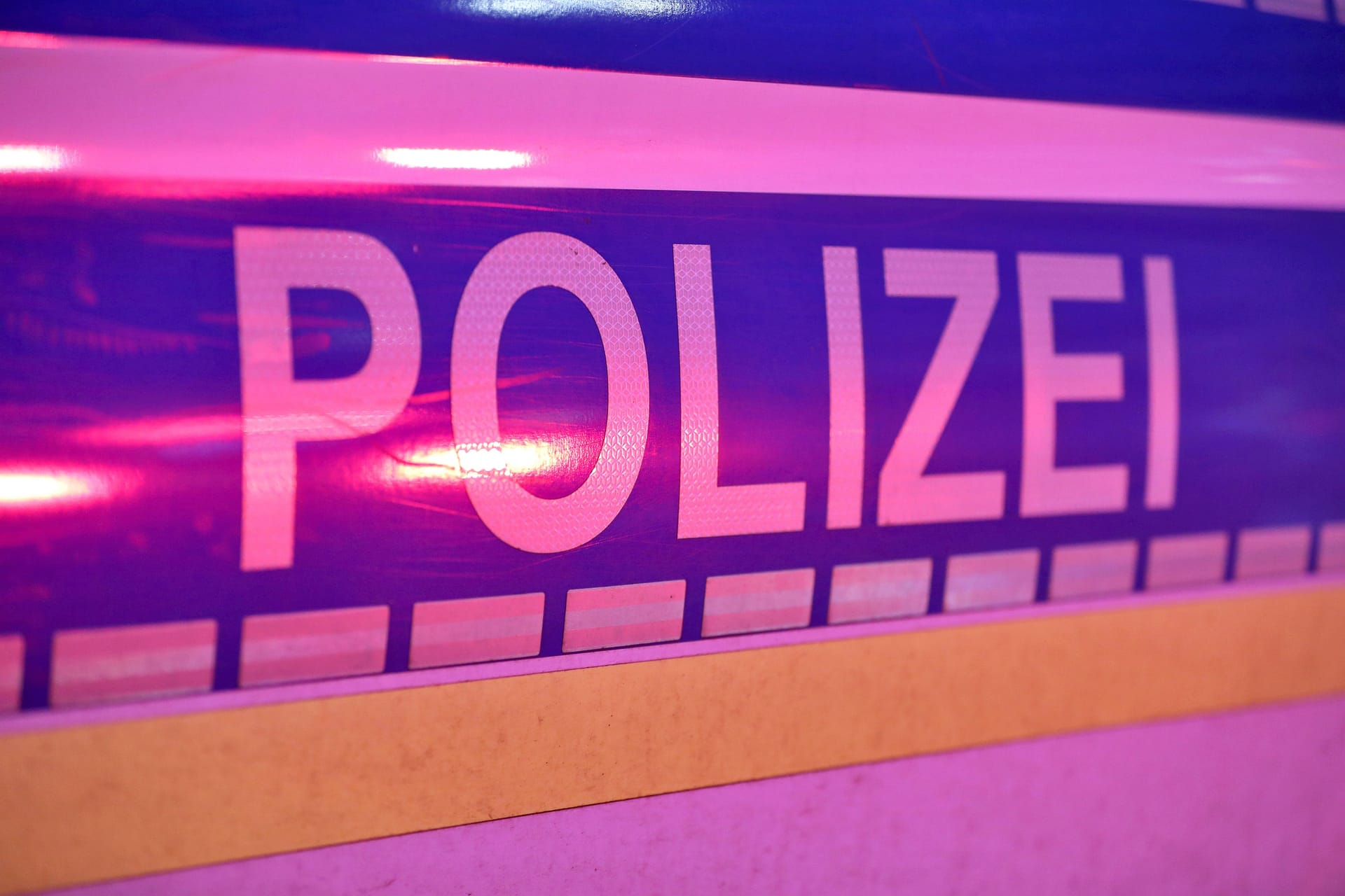 Polizei auf einem Einsatzfahrzeug (Symbolfoto): Ein Mann ist in Böblingen zum Lebensretter geworden.