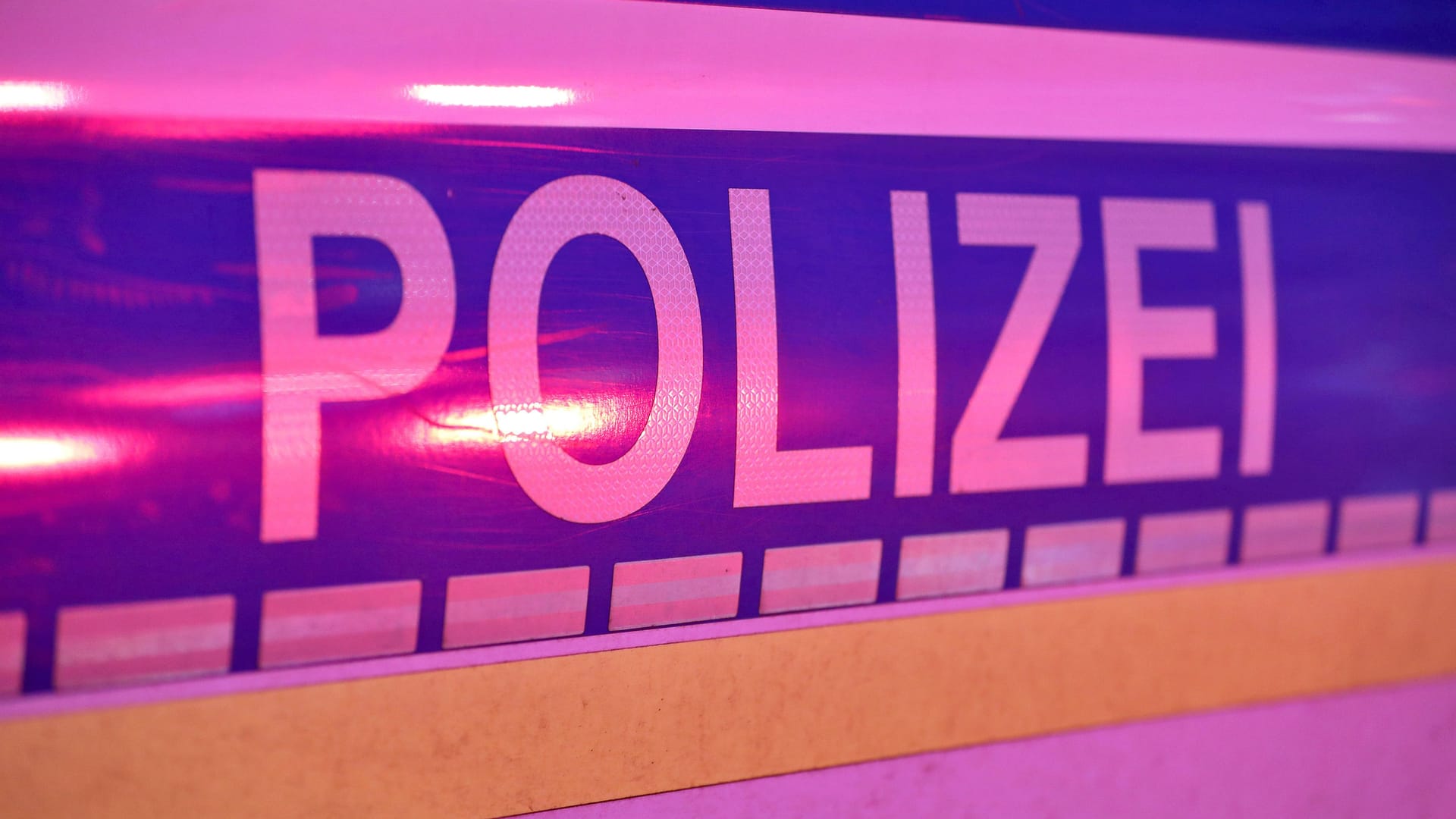 Polizei auf einem Einsatzfahrzeug (Symbolfoto): Ein Mann ist in Böblingen zum Lebensretter geworden.