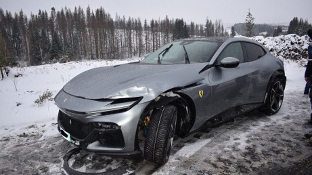 Der Ferrari Purosangue nach dem Unfall: Bei Glätte verlor der Fahrer die Kontrolle über das Luxus-SUV. Der Ferrari Purosangue nach dem Unfall: Bei Glätte verlor der Fahrer die Kontrolle über das Luxus-SUV.