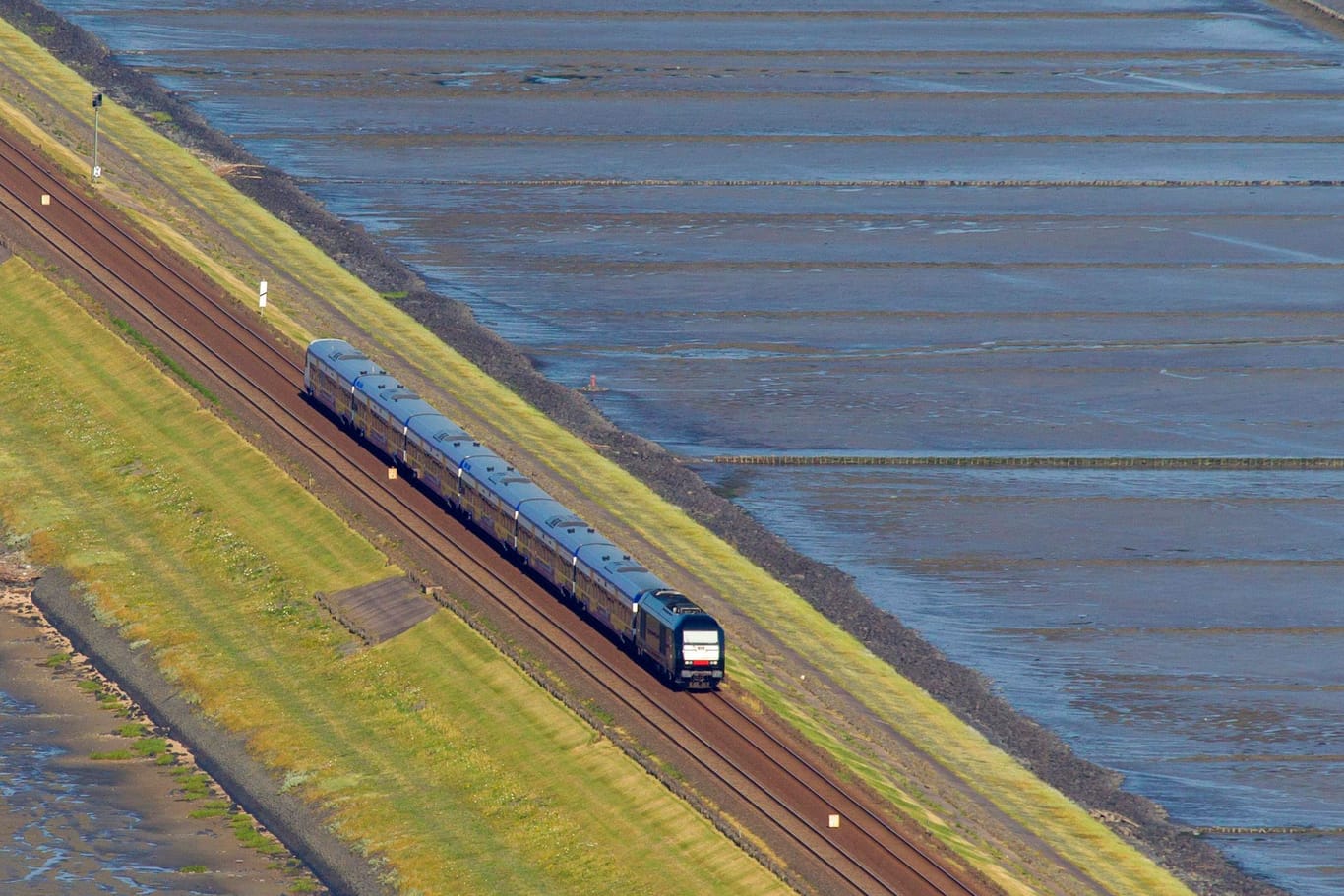 Ein Zug fährt auf dem Hindenburgdamm (Archivbild): Die einzige Verbindung zur Insel Sylt gehört zur sogenannten Marschbahn.