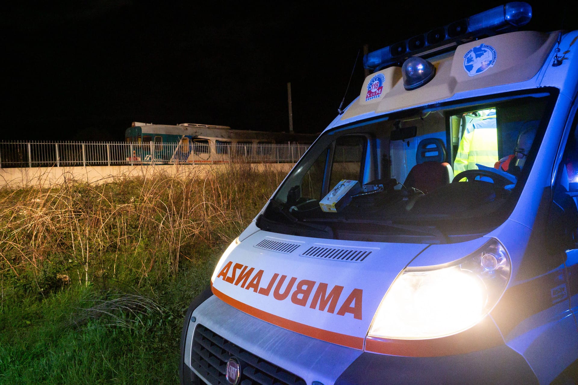 Ein Krankenwagen in Italien (Symbolfoto): Bei einer Kollision zweier Züge sind einige Menschen verletzt worden.