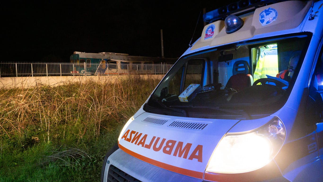 Ein Krankenwagen in Italien (Symbolfoto): Bei einer Kollision zweier Züge sind einige Menschen verletzt worden.