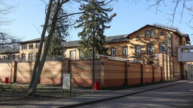 Eines der Gebäude vom Krankenhaus-Maßregelvollzug auf dem Gelände der Karl-Bonhoeffer-Nervenklinik: Dort war den beiden Männern vor einer Woche der Ausbruch gelungen.