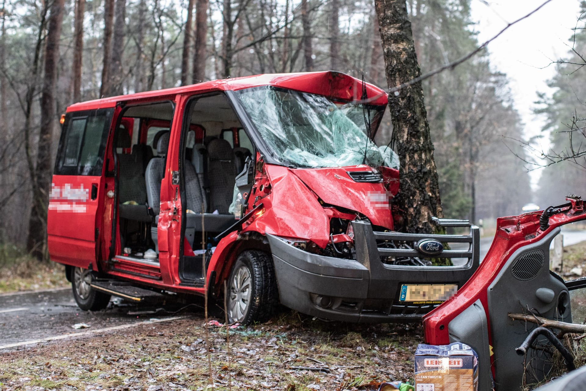 Das Fahrzeugwrack: Durch die Kollision wurde die Fahrerin im Transporter eingeklemmt und schwebt in Lebensgefahr.