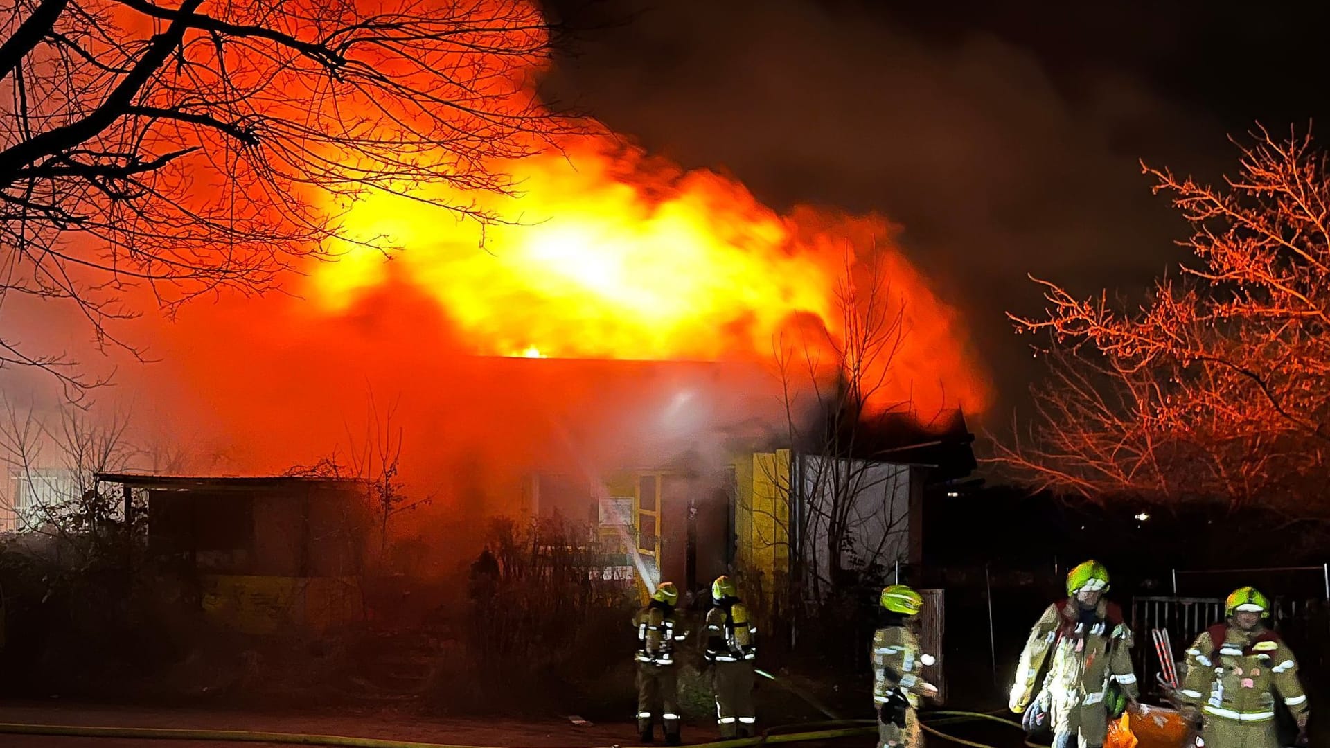 Feuerwehreinsatz am Abend: Einsatzkräfte löschten einen Brand in einer leerstehenden Lagerhalle in Hellersdorf. Feuerwehreinsatz am Abend: Einsatzkräfte löschten einen Brand in einer leerstehenden Lagerhalle in Hellersdorf.