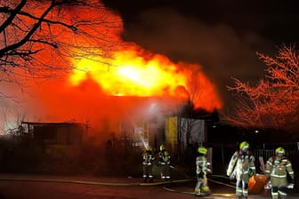 Feuerwehreinsatz am Abend: Einsatzkräfte löschten einen Brand in einer leerstehenden Lagerhalle in Hellersdorf.