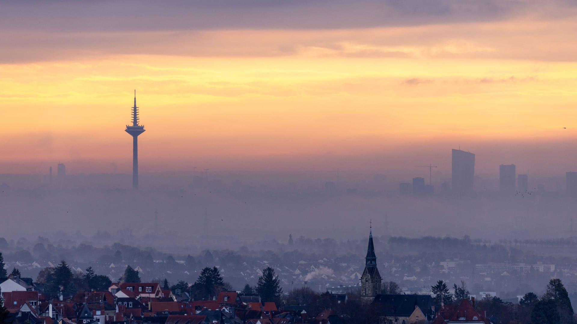 Die Frankfurter Skyline im Nebel: In den nächsten Tagen bleibt das Wetter in Deutschland wechselhaft.