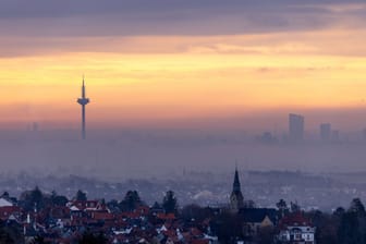 Die Frankfurter Skyline im Nebel: In den nächsten Tagen bleibt das Wetter in Deutschland wechselhaft.