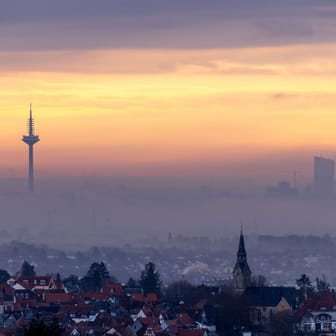 Die Frankfurter Skyline im Nebel: In den nächsten Tagen bleibt das Wetter in Deutschland wechselhaft.