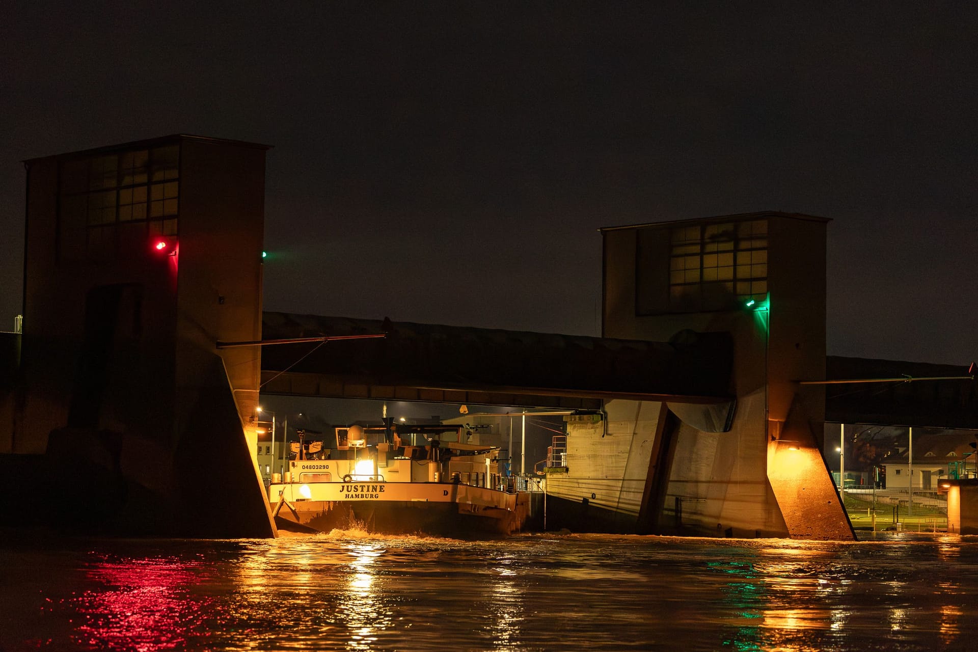 Ginsheim-Gustavsburg, 27. Dezember 2023 – Ein Binnenschiff mit einer Ladung von 1500 Tonnen Methanol geriet am Mittwochabend in der Schleuse Kostheim in eine Notlage. Aufgrund des Hochwassers im Main ist die Schleuse derzeit außer Betrieb, und die Schiffe müssen das Wehr passieren. Das aus Richtung Rhein kommende Binnenschiff fuhr vermutlich zu langsam durch das Wehr, wodurch es quer in den Mauern feststeckte. Der Schiffsverkehr bei der Schleuse Kostheim wurde daraufhin eingestellt. Ein Schleppschiff aus Oberwesel ist unterwegs, um das havarierte Schiff zu bergen.