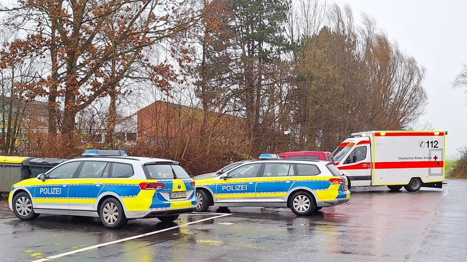 Jugendliche sticht im Klassenraum auf Mitschülerin ein Jugendliche sticht im Klassenraum auf Mitschülerin ein