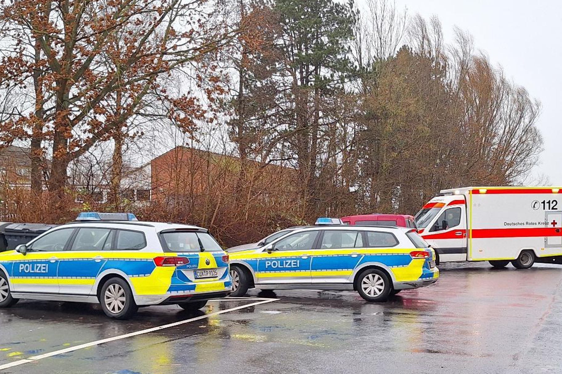 Jugendliche sticht im Klassenraum auf Mitschülerin ein