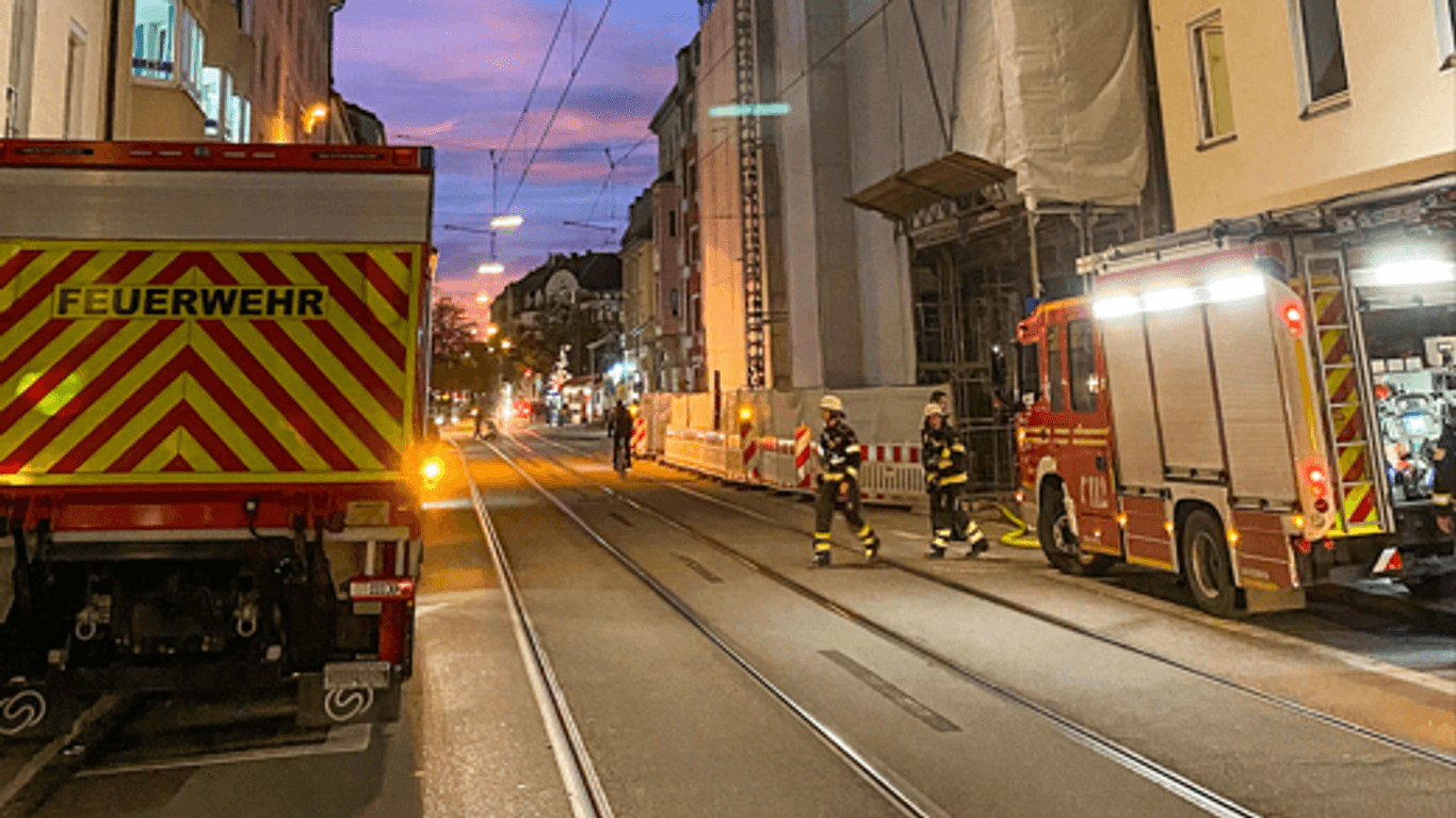 Die Feuerwehr an der Einsatzstelle in der Leonrodstraße.