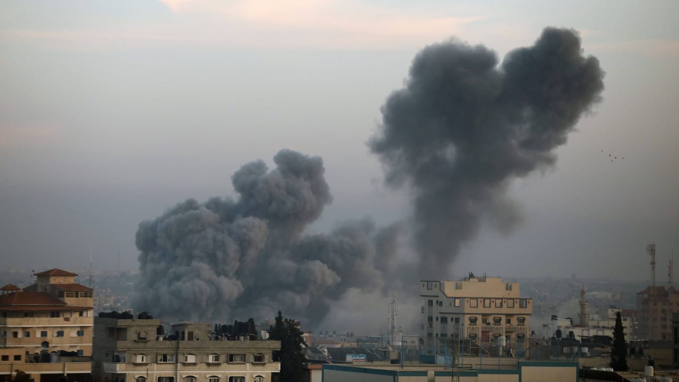 Rauch steigt über der Stadt Rafah im Süden des Gazastreifens auf: Die israelische Armee hat ihren Bodenangriff auf den Süden des Gebietes ausgeweitet