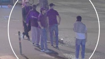 Bilder aus einer Überwachungskamera: Die fünf verdächtigen Männer kurz vor der Tat.