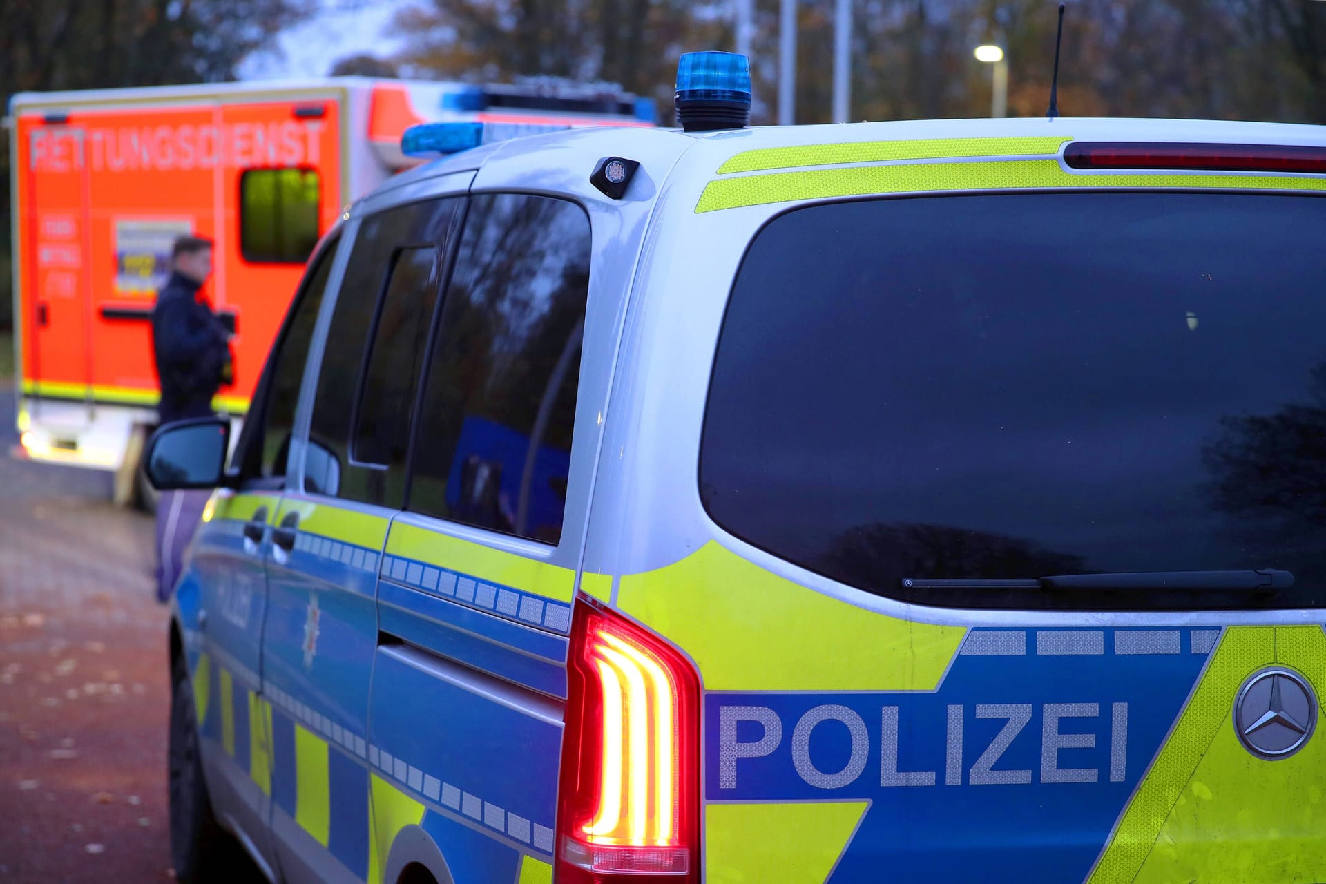 Polizeiauto in NRW (Symbolbild): Die Hochzeit geht trotz der Gewalttat offenbar weiter.