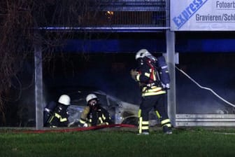 Am Mittwoch dem 20.12.2023 wurde die Feuerwehr Leipzig gegen 01:10Uhr auf die Mockauer Strasse im Ortsteil Mockau-Nord alarmiert. Vor Ort brannten rund 10 PKWs im Erdgeschoss eines Parkhauses. Das Gebaeude ist aktuell einsturtzgefaehrdet was die Loeschmassnahmen beeintraechtigt. Die Kriminalpolizei hat die Ermittlungen aufgenommen.