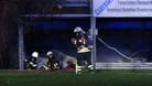 Am Mittwoch dem 20.12.2023 wurde die Feuerwehr Leipzig gegen 01:10Uhr auf die Mockauer Strasse im Ortsteil Mockau-Nord alarmiert. Vor Ort brannten rund 10 PKWs im Erdgeschoss eines Parkhauses. Das Gebaeude ist aktuell einsturtzgefaehrdet was die Loeschmassnahmen beeintraechtigt. Die Kriminalpolizei hat die Ermittlungen aufgenommen.
