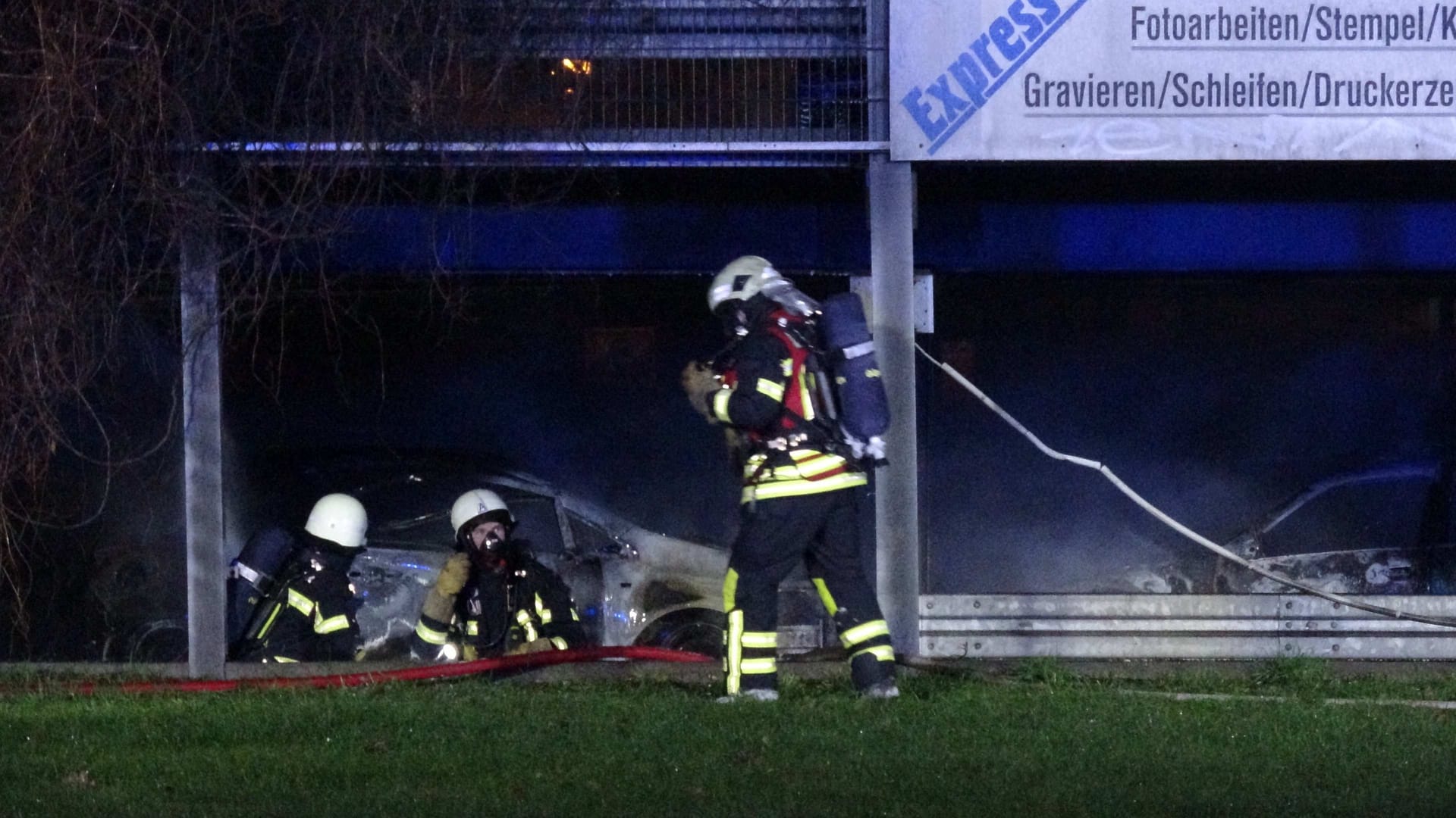 Am Mittwoch dem 20.12.2023 wurde die Feuerwehr Leipzig gegen 01:10Uhr auf die Mockauer Strasse im Ortsteil Mockau-Nord alarmiert. Vor Ort brannten rund 10 PKWs im Erdgeschoss eines Parkhauses. Das Gebaeude ist aktuell einsturtzgefaehrdet was die Loeschmassnahmen beeintraechtigt. Die Kriminalpolizei hat die Ermittlungen aufgenommen. Am Mittwoch dem 20.12.2023 wurde die Feuerwehr Leipzig gegen 01:10Uhr auf die Mockauer Strasse im Ortsteil Mockau-Nord alarmiert. Vor Ort brannten rund 10 PKWs im Erdgeschoss eines Parkhauses. Das Gebaeude ist aktuell einsturtzgefaehrdet was die Loeschmassnahmen beeintraechtigt. Die Kriminalpolizei hat die Ermittlungen aufgenommen.