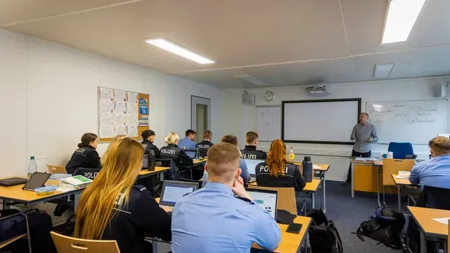 Polizeianwärter der Hochschule der Sächsischen Polizei in Rothenburg bei Görlitz (Archivbild): Der 22-Jährige soll einen Mitschüler rassistisch beleidigt haben.