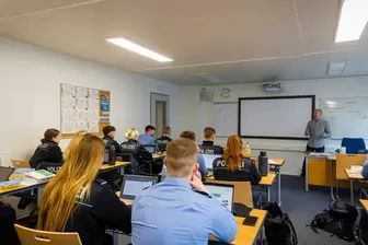 Polizeianwärter der Hochschule der Sächsischen Polizei in Rothenburg bei Görlitz (Archivbild): Der 22-Jährige soll einen Mitschüler rassistisch beleidigt haben.