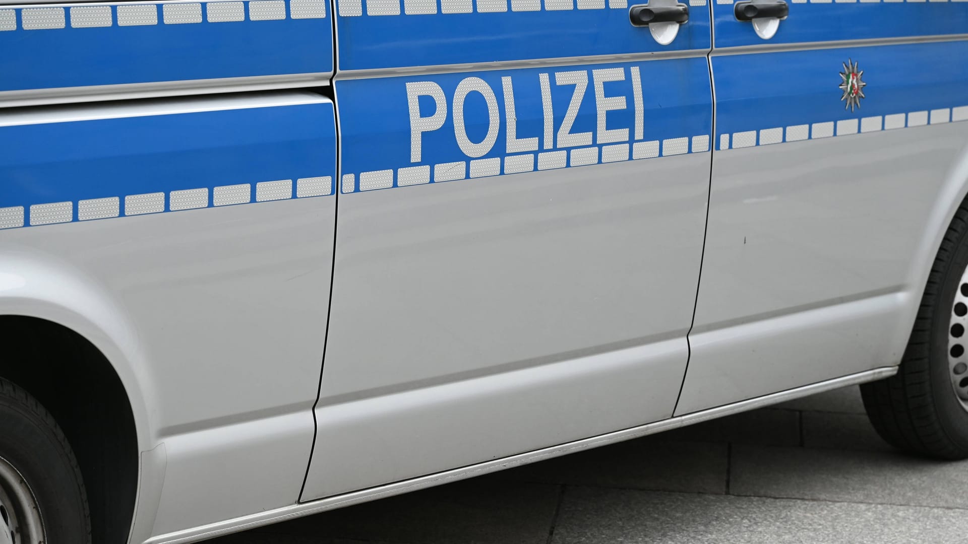 Schriftzug Polizei auf einem Auto (Symbolfoto): Auf einem Schulhof ist ein Streit eskaliert.