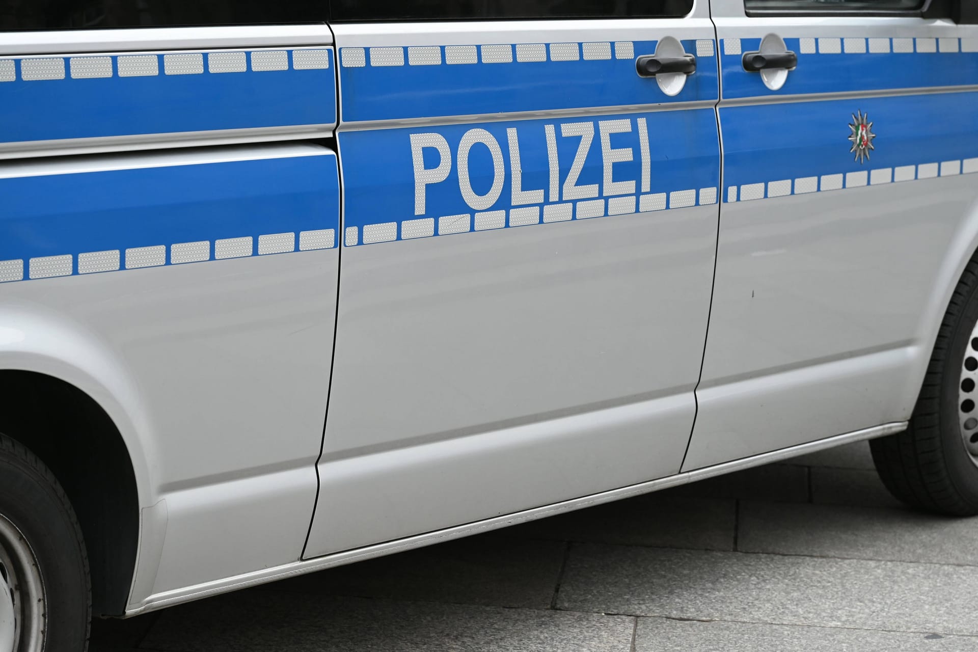 Schriftzug Polizei auf einem Auto (Symbolfoto): Auf einem Schulhof ist ein Streit eskaliert.