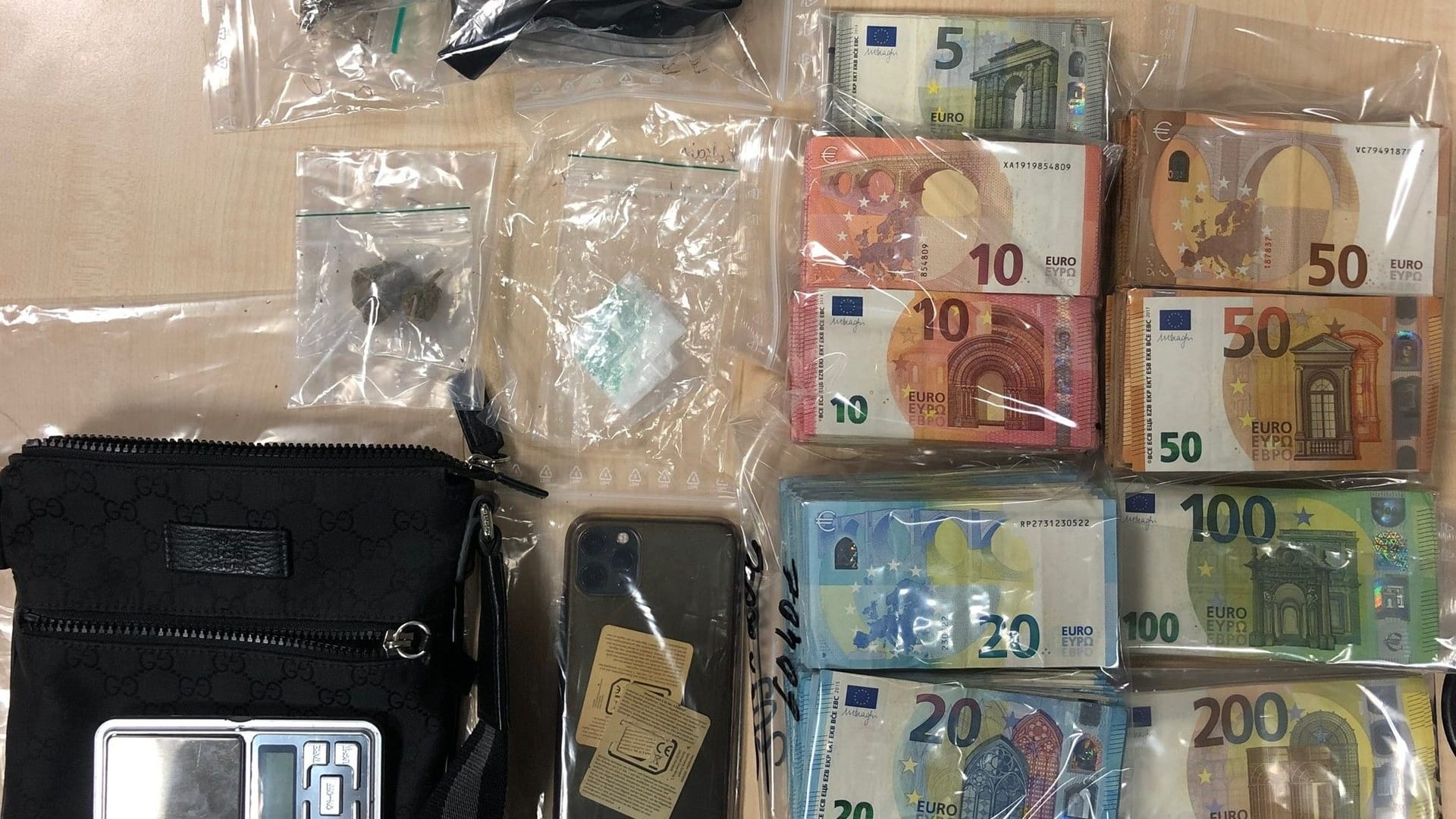 Bargeldfund am Neumarkt: Am Sonntag kontrollierten Polizeibeamte einen verdächtigen Mann auf – und staunten nicht schlecht Bargeldfund am Neumarkt: Am Sonntag kontrollierten Polizeibeamte einen verdächtigen Mann auf – und staunten nicht schlecht