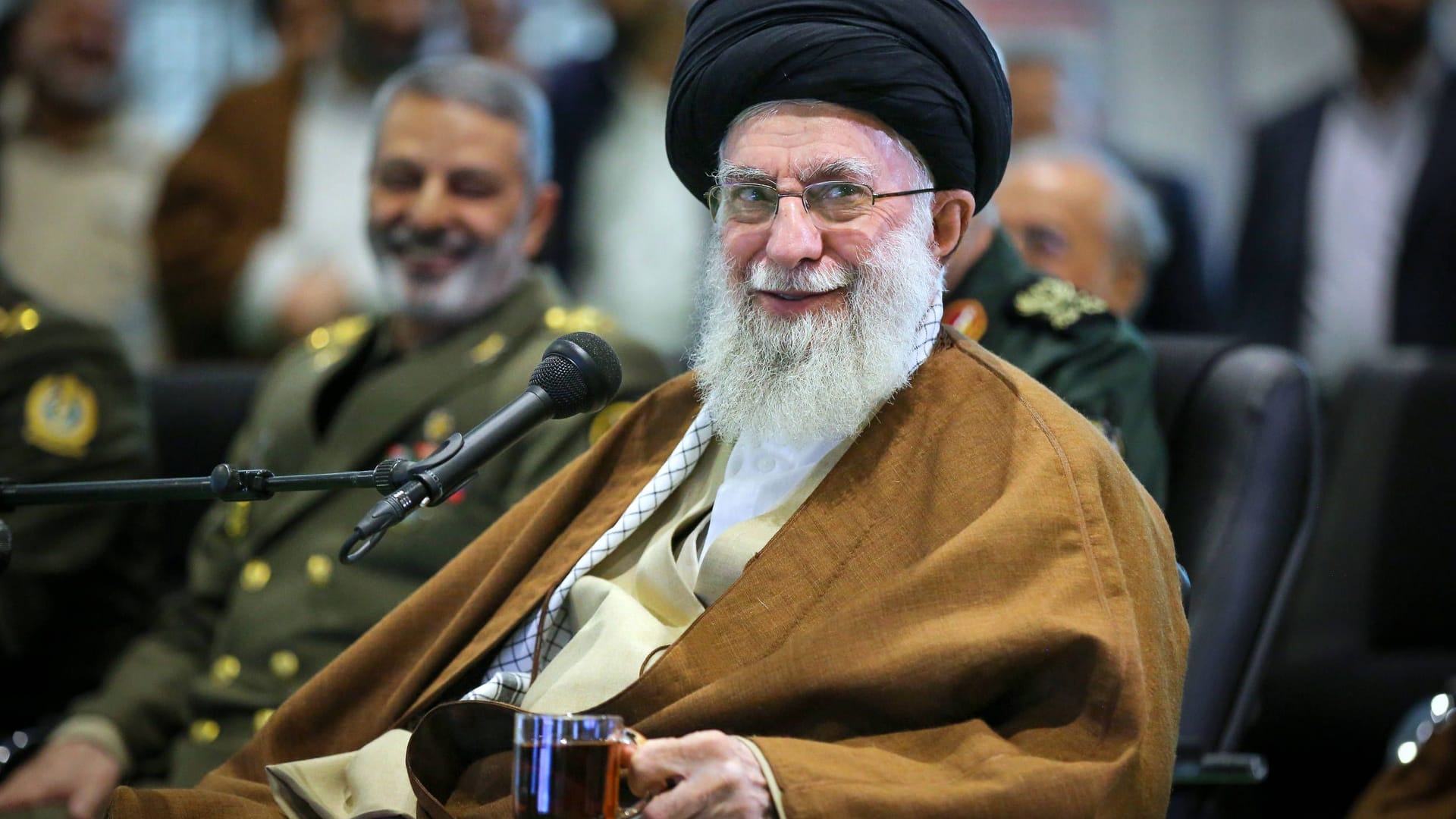 Ayatollah Ali Khamenei, geistliches und politisches Oberhaupt der Islamischen Republik im Iran (Archivbild): Kritiker seines Regimes lässt er gefangen nehmen, teils zum Tode verurteilen.