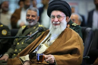 Ayatollah Ali Khamenei, geistliches und politisches Oberhaupt der Islamischen Republik im Iran (Archivbild): Kritiker seines Regimes lässt er gefangen nehmen, teils zum Tode verurteilen.