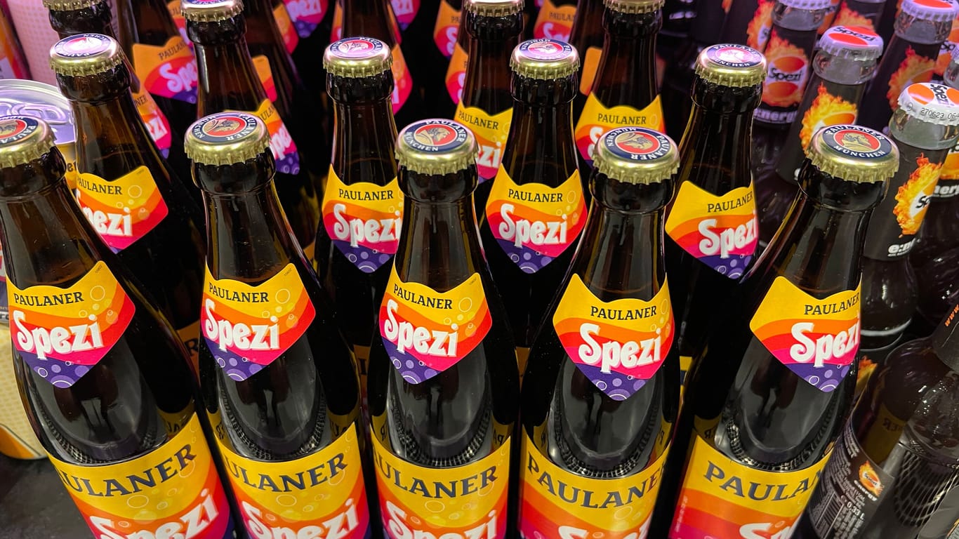 Unverwechselbare Optik: Neben der Bierflasche gehört auch das Retro-Etikett zum Markenzeichen von Paulaner Spezi.