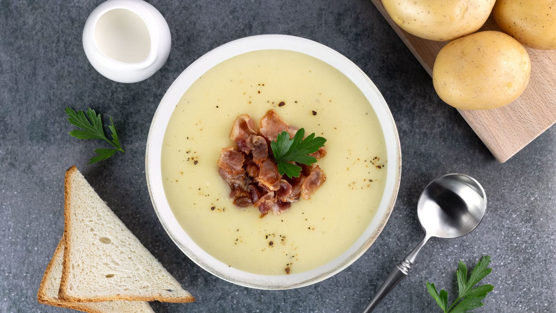 Kartoffelsuppe mit Speck und Gemüse – herzhafte Suppe für kalte Tage