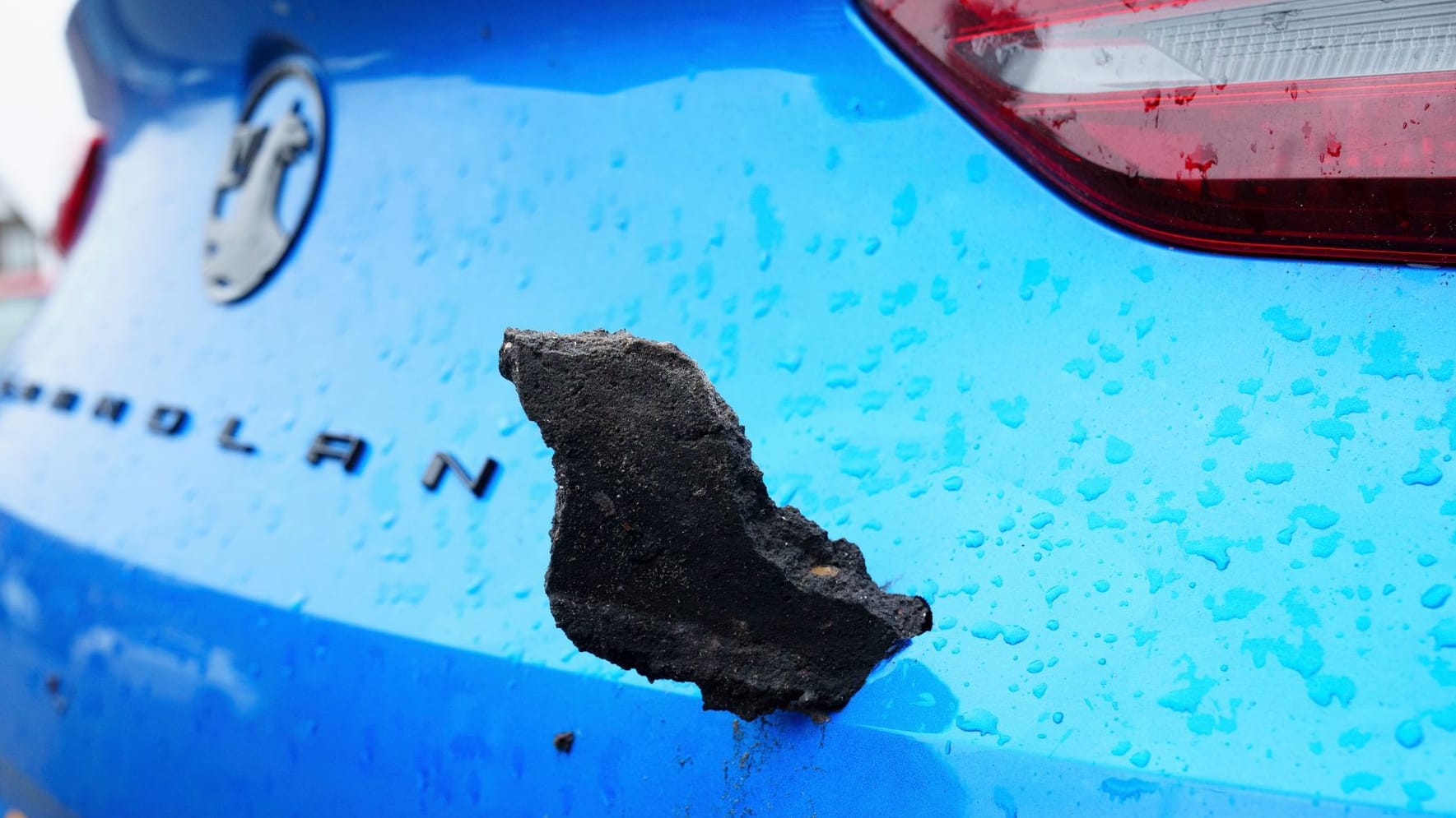 Splitter steckt nach mutmaßlichem Tornado in geparktem Auto bei Manchester.