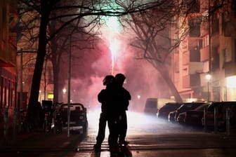 Polizisten stehen auf einer Straße in Berlin: Am Silvesterabend kam es zum Teil schweren Zwischenfällen.