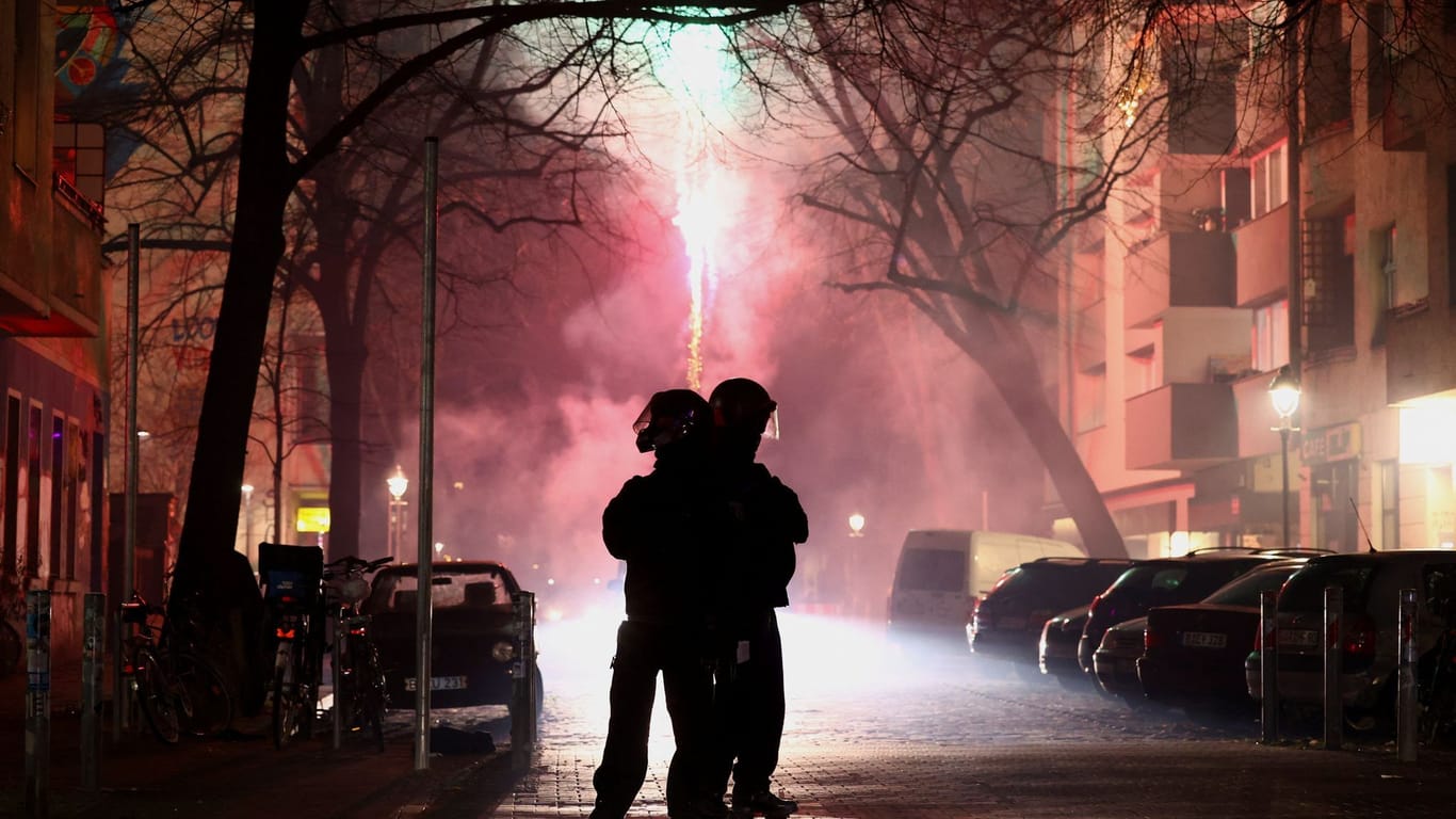 Polizisten stehen auf einer Straße in Berlin: Am Silvesterabend kam es zum Teil schweren Zwischenfällen.