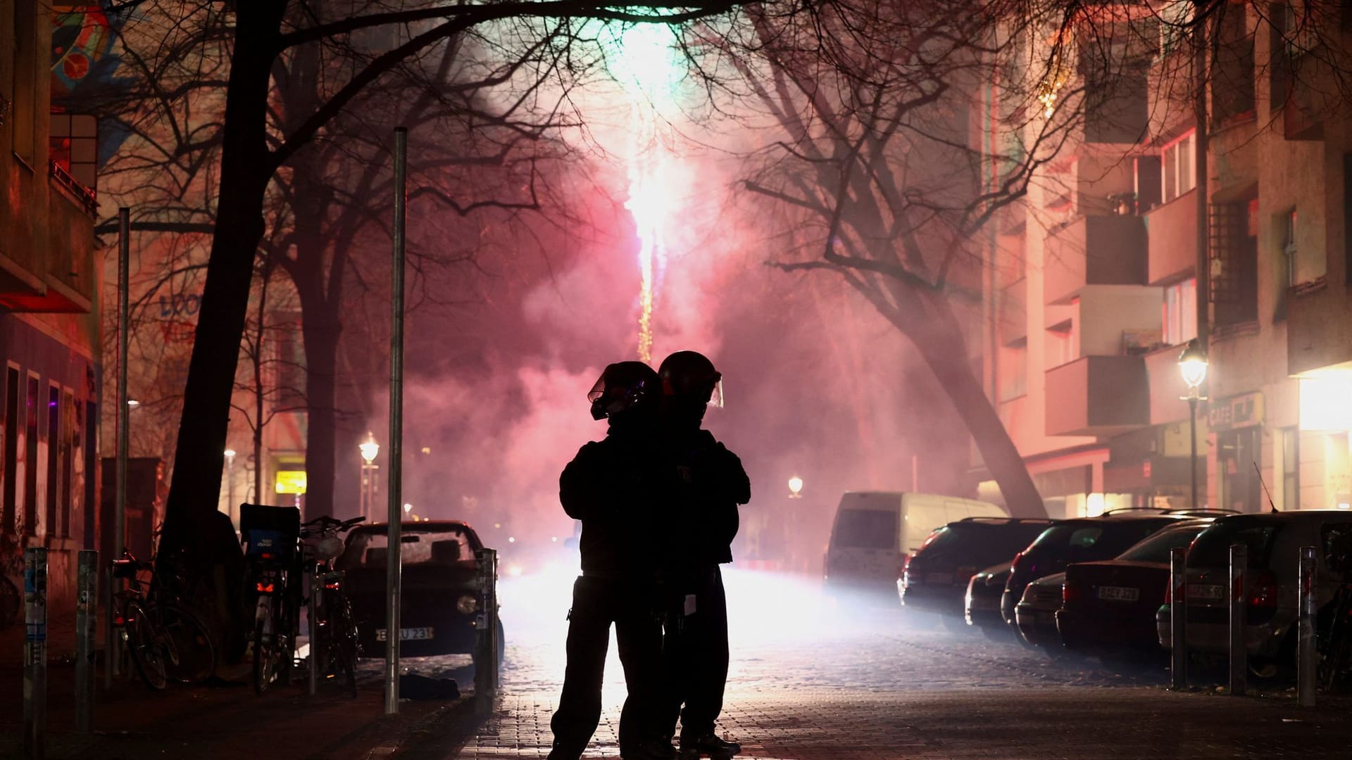 Polizisten stehen auf einer Straße in Berlin: Am Silvesterabend kam es zum Teil schweren Zwischenfällen.