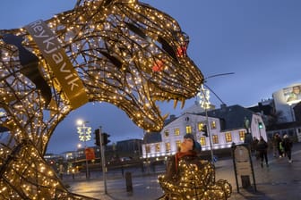 Jólakötturinn: Figur der traditionellen isländsichen Weihnachtskatze am Lækjartorg in Reykjavik.