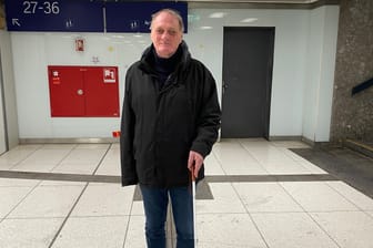 Bernhard Claus im Münchner Hauptbahnhof: Hier kann er mit seinem Stock dem Leitsystem zur U- und S-Bahn folgen.